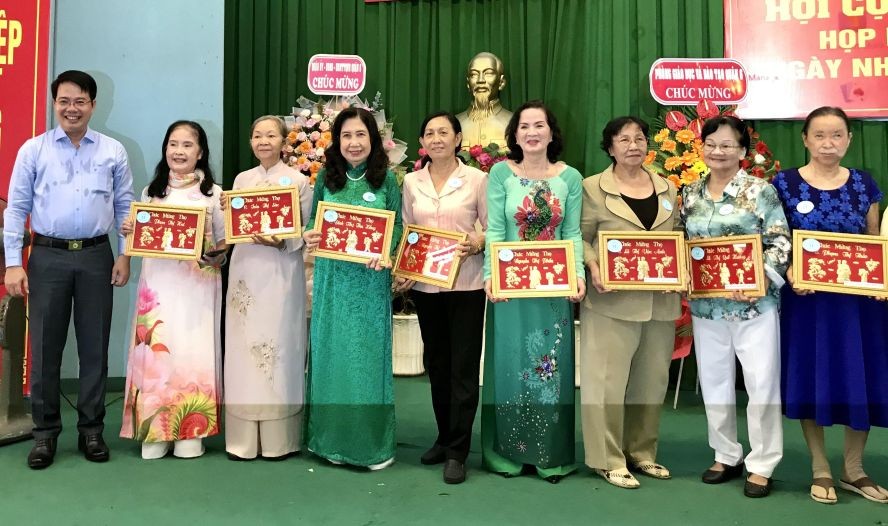 郡人委會副主席黎清平向教師贈送祝壽禮物。