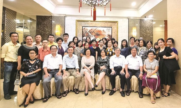 全體校委、老師與熱心教育人士合照。