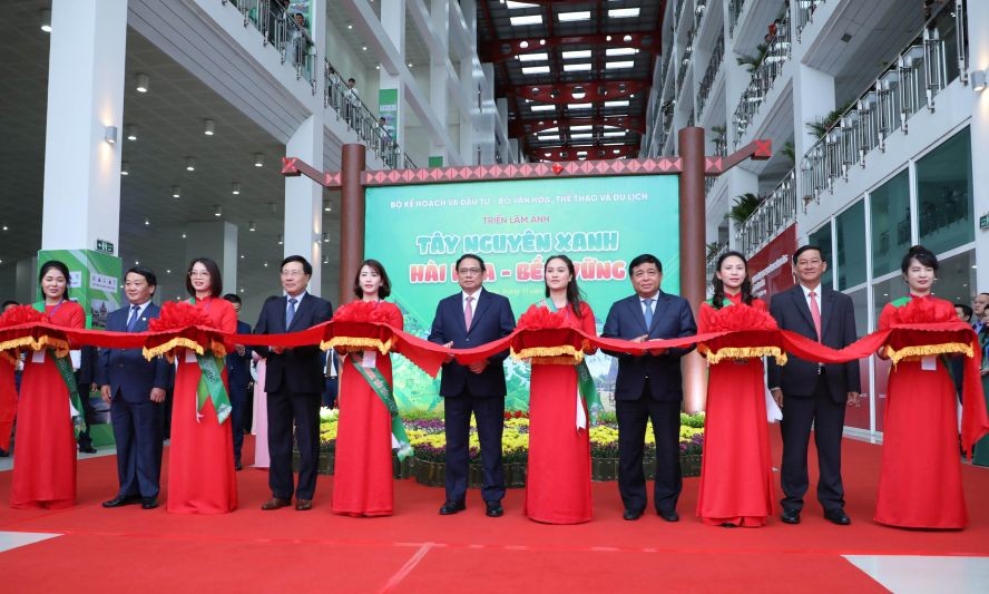 政府總理范明政（中）為西原地區農產品展剪綵開幕。（圖：段堅）