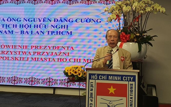 市越波友好聯合會主席阮登強在波蘭獨立日104週年紀念活動上發表講話。（圖：瑞宇）