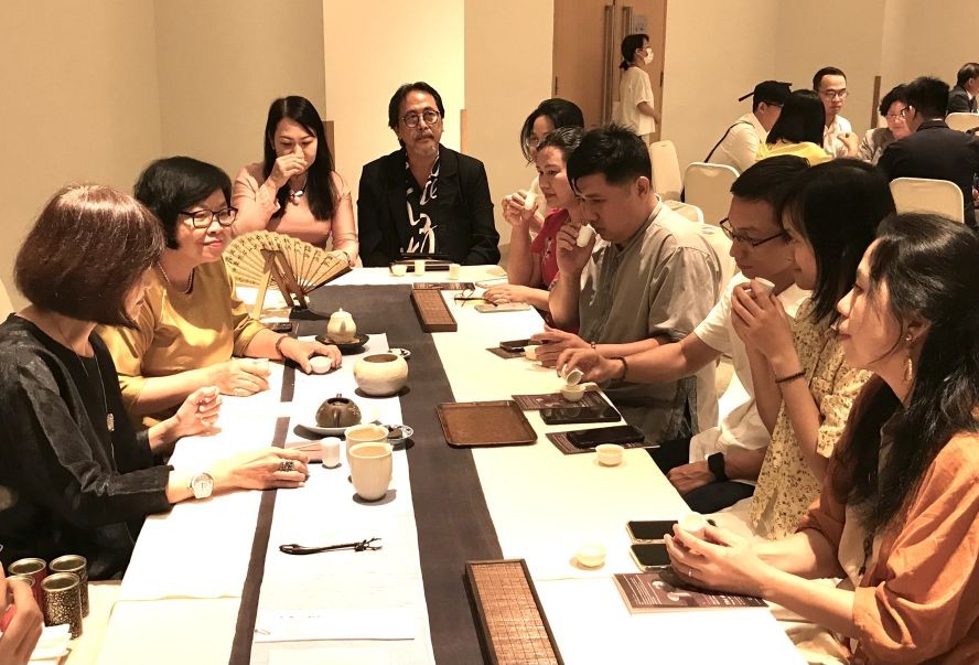 賓客在體驗「人文茶席」的趣味。