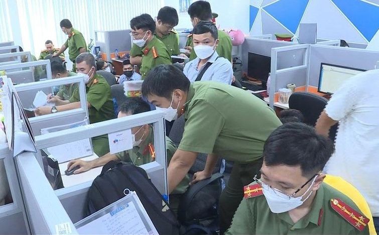 職能力量突擊檢查Mirae Asset公司辦公室搜集犯罪證據。（圖：警方提供）