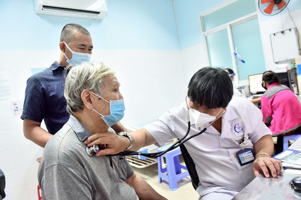 醫生在為一名長者做定期健康檢查。（圖：TTO）