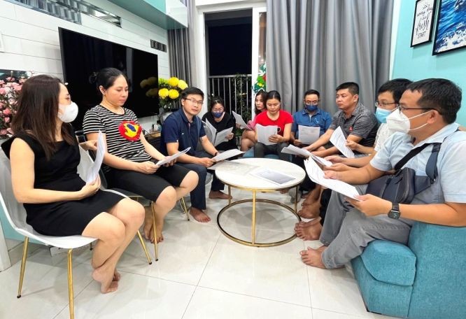 居民們感到不滿和開會討論維護他們權利的方案。