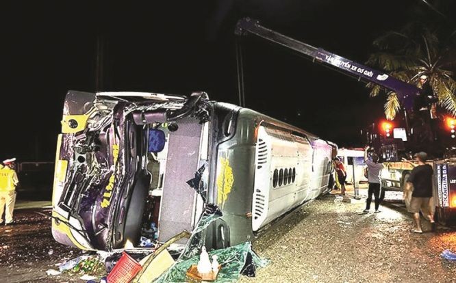 客車側翻一乘客重傷