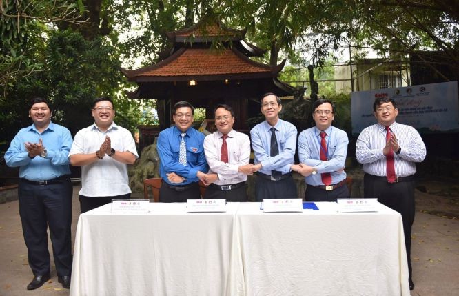 各方代表在簽署儀式上以"花式握手"表示密切配合與合作。（圖：TTO）