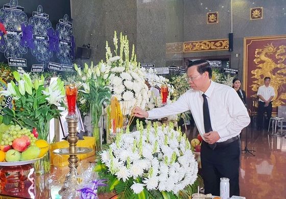 市人委會主席潘文邁前來禮堂上香致禮，表示哀悼。