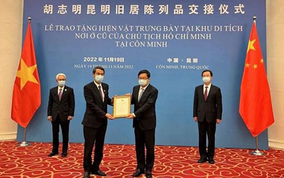 向中國昆明市胡志明主席遺跡區贈送胡志明主席塑像和遺物。（圖：越通社）