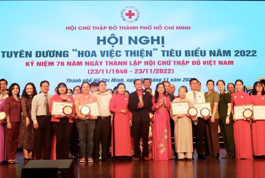 本市76朵「慈善之花」與領導合照留念。