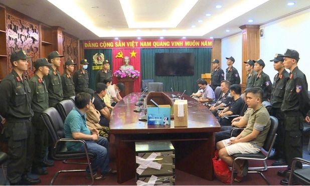 被抓獲的涉案嫌犯。（圖：人民公安報）