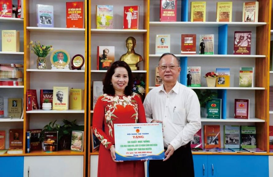 穗城會館向陳開源中學頒贈助學金