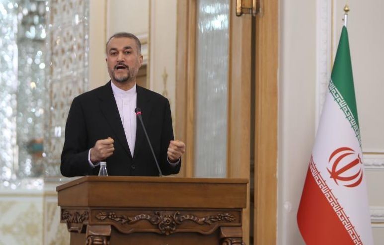 11月23日,伊朗外長阿卜杜拉希揚在德黑蘭舉行的記者會上講話。（圖：新華社）