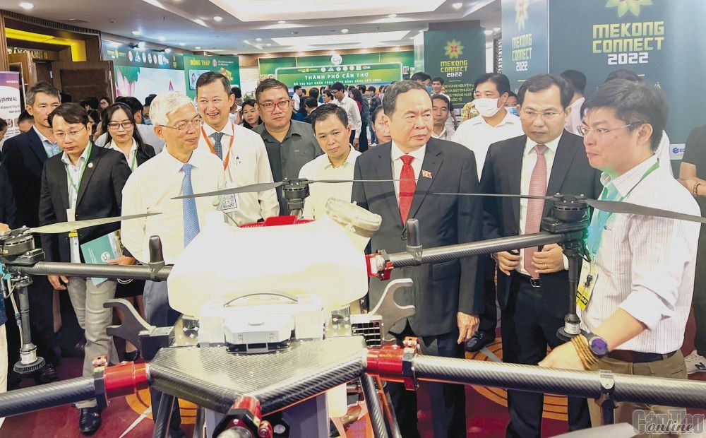 與會代表參觀本市在2022年湄公河連接論壇上所陳列的攤位。（圖：南香）