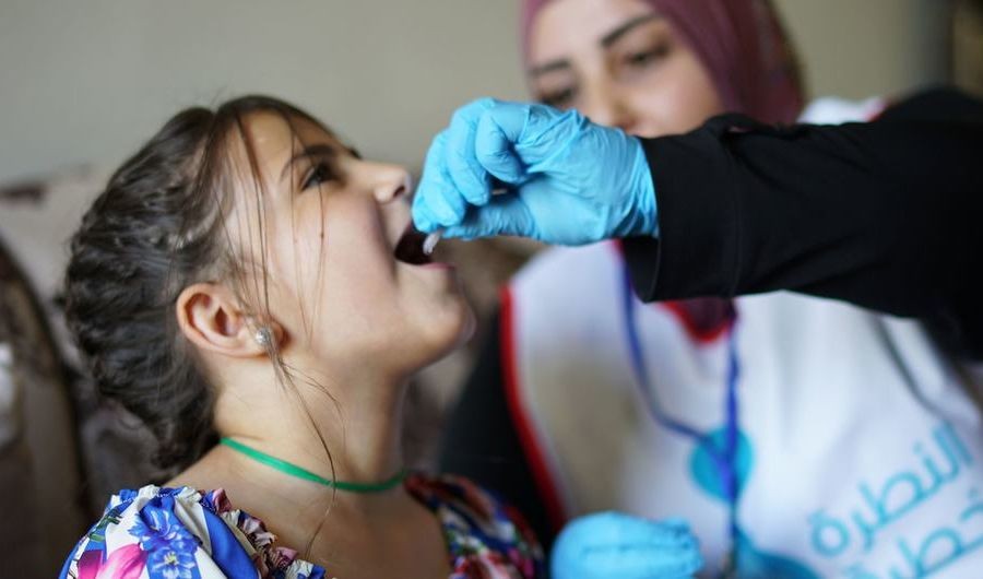 一名黎巴嫩女孩正在接種麻疹疫苗。（圖：WHO）
