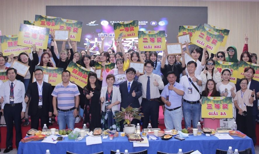 參加“達人秀才藝比賽總領館杯”的貴賓和師生合照留念。