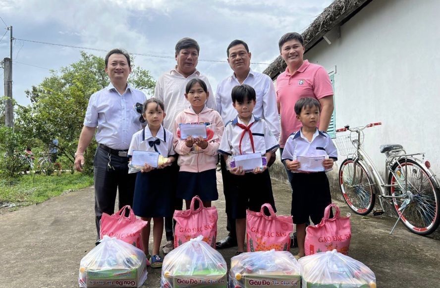 頭頓崇正天后宮理事長鄒國榮（左一）與常值副理事長梁志偉（右一）與地方領導向學生贈送禮物。