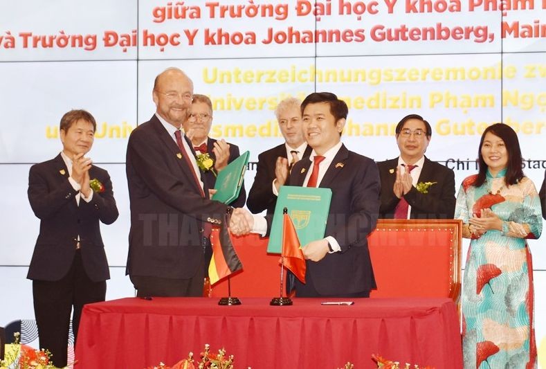范玉石醫科大學與美因茨約翰內斯古騰堡醫科大學（德國）重新簽約儀式。（圖：市黨部新聞網）