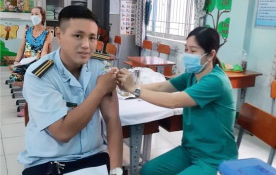 第十一郡醫療人員在為民眾接種新冠疫苗。