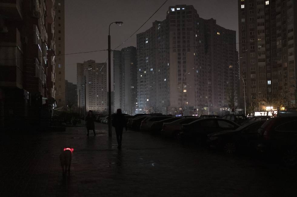2022年11月16日，停電期間的烏克蘭首都基輔。（圖：AP）