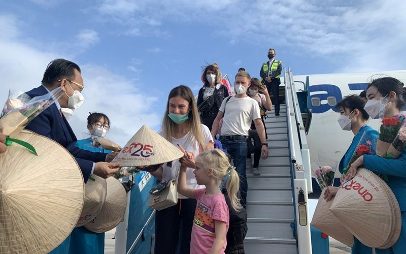 慶和省迎接國際遊客團。（圖：CTV）