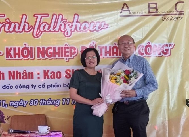 第十一郡婦聯會領導送花感謝高肇力先生分享創業經驗。