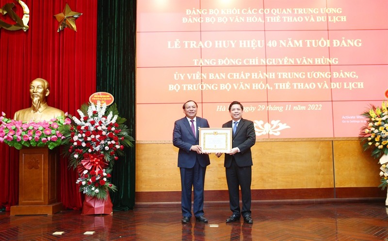 中央機關黨委書記阮文體代表黨和國家領導向阮文雄同志頒授2022年11月7日40年黨齡紀念章《決定》。（圖：祖國報）