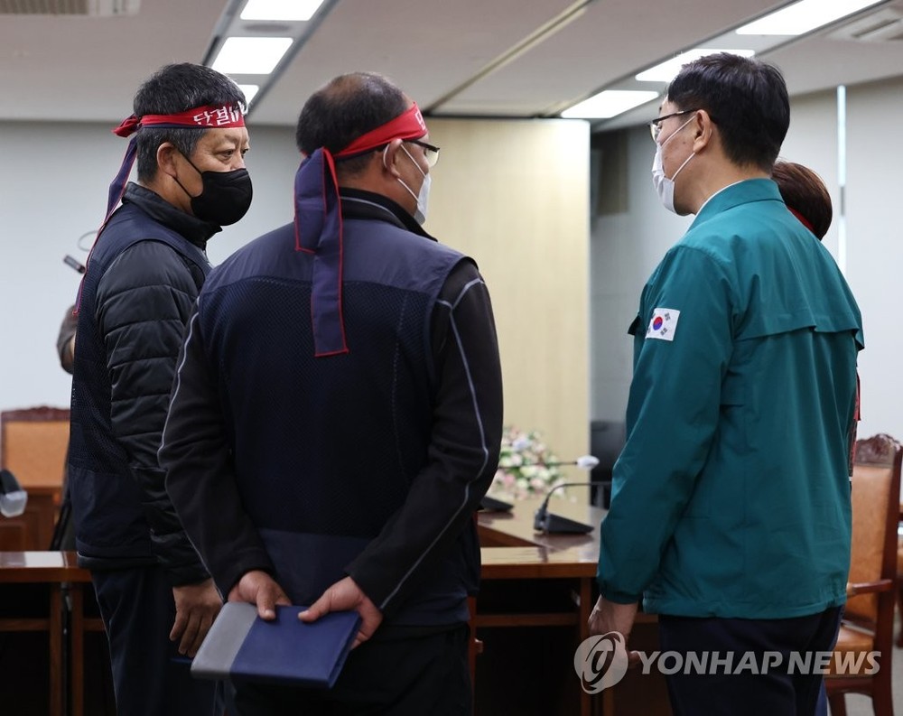 11月28日，在中央政府世宗大樓，國土交通部第二次官魚命昭（右）同貨物連帶首席副委員長金泰永（音譯）等人進行協商。（圖：韓聯社）