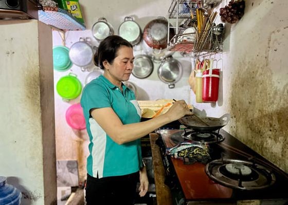 來自茶榮省的平新郡億雄製鞋有限責任公司工人武氏鳳因企業縮小生產規模而失業，屬於本市工會優先關照過年的對象。