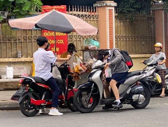 學生騎著排氣量50cc以上摩托車上學和不戴安全帽的情況較普遍。