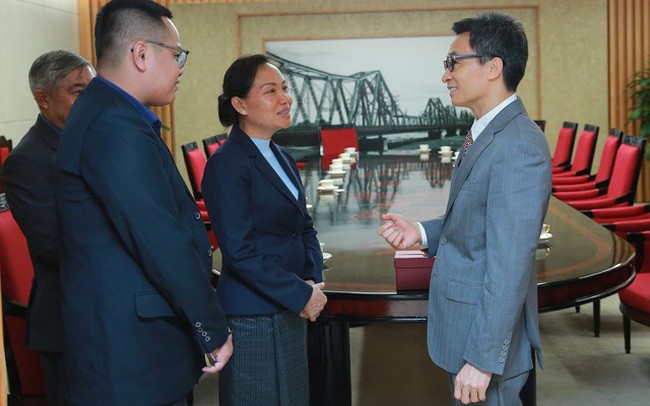 政府副總理武德膽（右）接見老撾勞動與社會福利部部長拜坎‧卡迪亞。（圖：VTV）