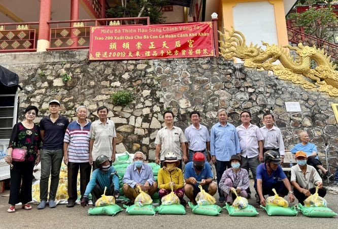 頭頓崇正天后宮各理事、熱心人士向窮人發送禮物。