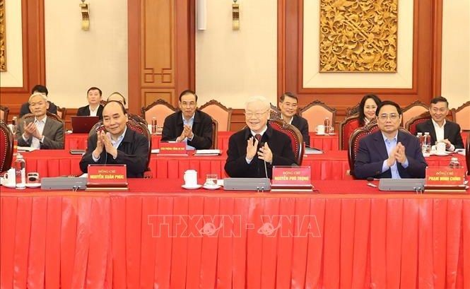 黨中央總書記阮富仲（前中）主持黨中央政治局會議。（圖：越通社）