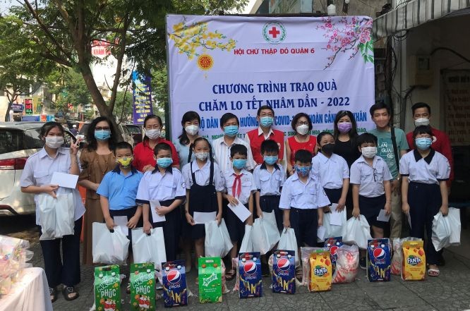 每年歲暮，華人熱心人士均向清貧學生贈送新年禮物。