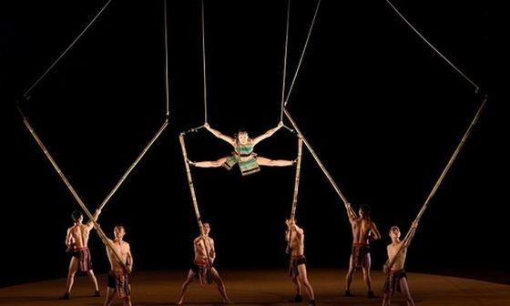 越南竹竿雜技節目。