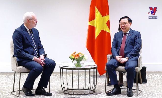 國會主席王廷惠（右）會見恆天然集團負責合作事務首席執行官邁克·克羅寧（Mike Cronin）。（圖：視頻截圖）