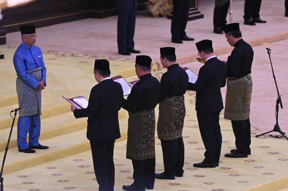 12月3日，在馬來西亞吉隆坡，馬來西亞新內閣成員在馬最高元首阿卜杜拉（左）面前宣誓就職。（圖：馬來西亞新聞局）