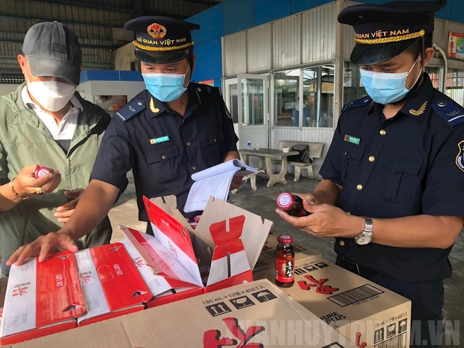 海關人員在核定查驗進出口貨品。（圖：市黨部新聞網）