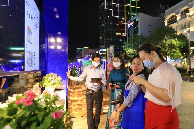 民眾在阮惠步行街觀展。（圖：日盛）