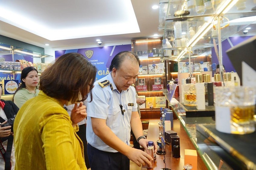 市場管理總局總局長陳友靈指引民眾區分真貨與假貨。