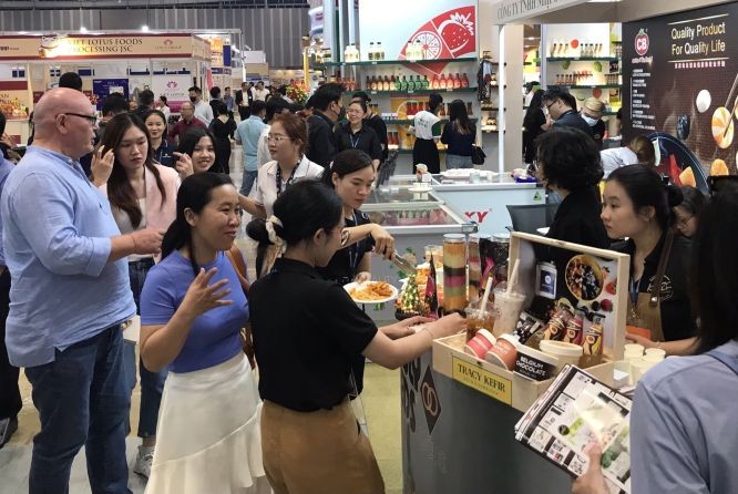 眾多國內外觀眾參觀展覽會並品嚐美食。