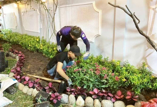 景觀與園藝技術系的學生正在實行園林設計。