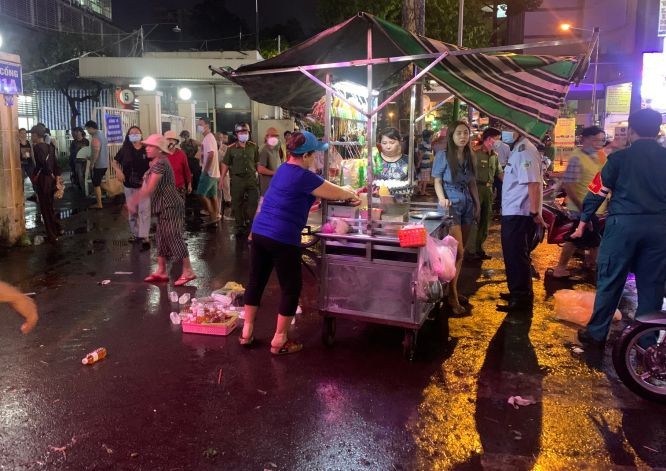 本市大水鑊醫院1A號大門前面售貨車遭檢查隊處理。