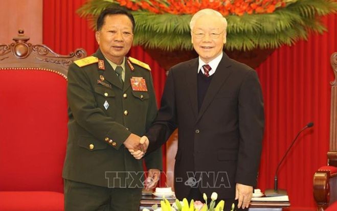 黨中央總書記阮富仲（右）接見老撾國防部長占沙蒙‧占雅拉大將。（圖：越通社）