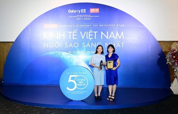 天龍集團總經理陳芳娥（左）與財務會計副總經理武氏海霞榮獲“越南最佳運營績效公司50強”獎項後合影。（圖：映陽）