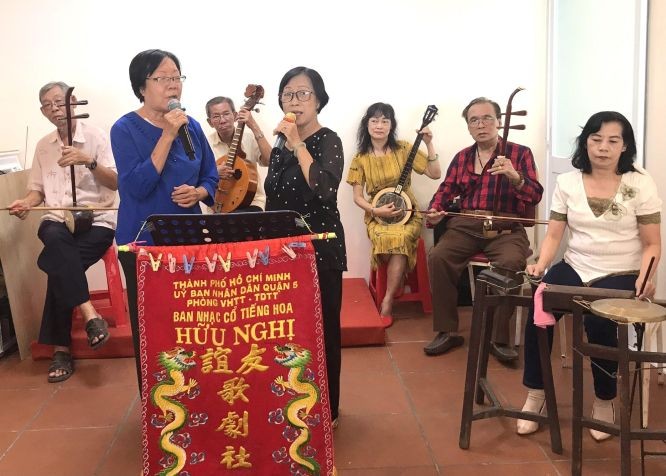 友誼歌劇社在慶記飯店早市服務粵曲。