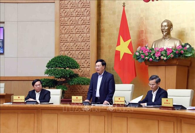 政府常務副總理、1號工作小組組長范平明（中）主持會議。（圖：越通社）