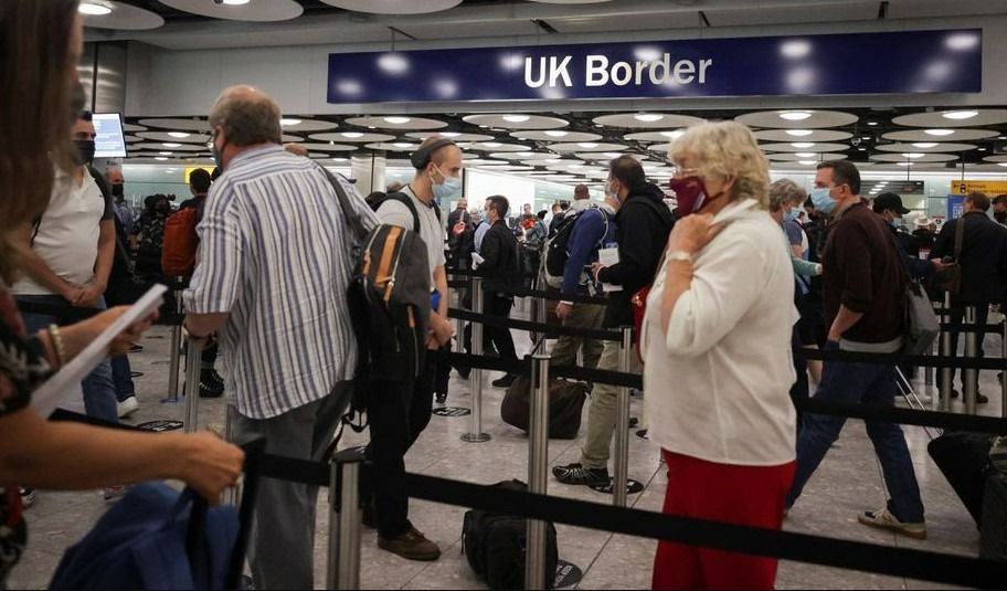 圖為2021年6月29日，乘客在倫敦希思羅機場邊境管制處排長隊等候辦理手續。（圖：路透社）