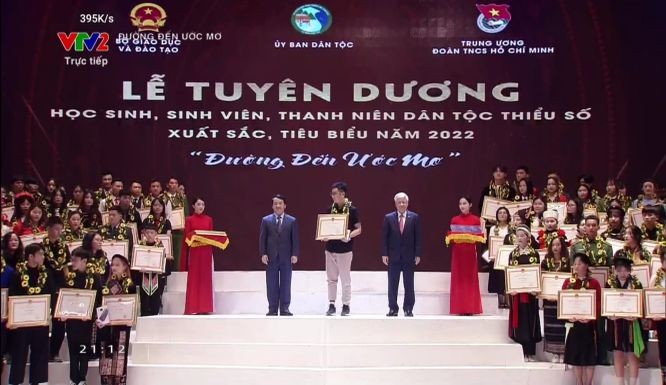 黎鴻鋒高中專校十二年級華人學生姚慶順獲得勵獎。（圖：VTV2）