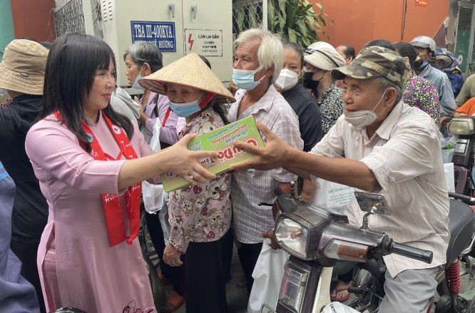 故鄉人道中心主任黃小香向地方貧困者贈送禮物。