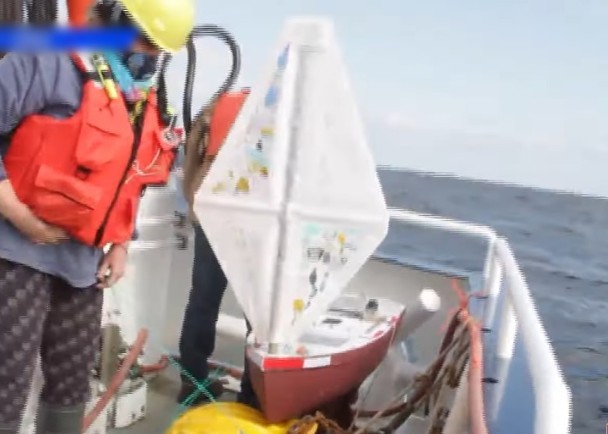 工作人員準備把靈感號放到海上。（圖：互聯網）